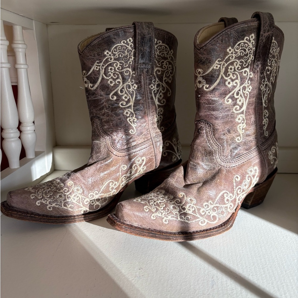 Corral Vintage Western Boots - Brown with Cream Embroidery Women’s Size 6.5
